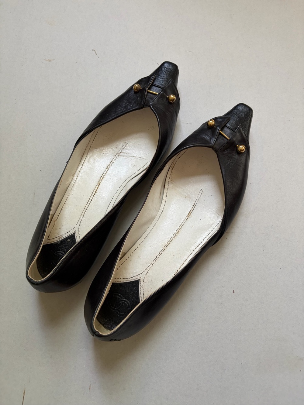 Chanel Lagerfeld Era Collar-Pin Flats with CC Logo Flats - Picture 2 of 7
